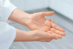 Mit oder ohne Handschuhe? Warum bewusster Handschuheinsatz Hygiene, Haut und Umwelt verbessert