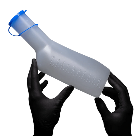 Transparente Messflasche mit blauem Deckel und Volumenmarkierungen, gehalten von schwarzen Einmalhandschuhen