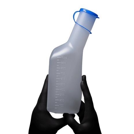 Transparente Messflasche mit blauem Deckel und ml-Markierungen, gehalten in schwarzen Handschuhen