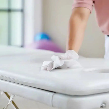 schuelke-mikrozid-universal-premium-wipes-100-flaechendesinfektion-desinfektionstuch-desinfektionstuecher-mayr-anwendungsbild-anwendung-desinfektion