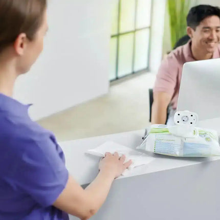 schuelke-mikrozid-universal-premium-wipes-100-flaechendesinfektion-desinfektionstuch-desinfektionstuecher-mayr-anwendungsbild-anwendung-desinfektion-tuch