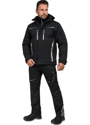 Mann in schwarzer, gefütterter Arbeitsjacke und Arbeitshose mit Reflektorstreifen, isolierte Berufsbekleidung