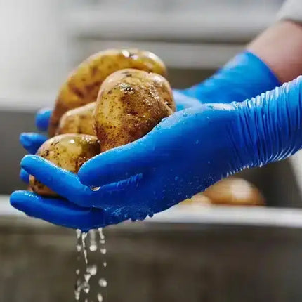 GoGrip Long Blue mit Kartoffeln in der Hand