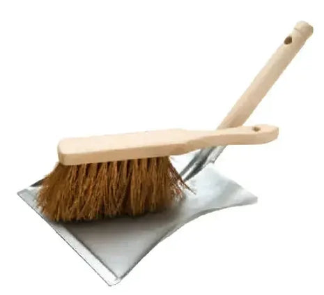 Kehrgarnitur aus Holz mit Naturborsten und Metallschaufel für professionelle Reinigung