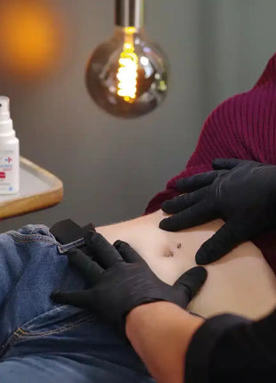 Anwendung von Schülke Kodan bei der Piercingimplantat