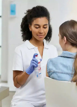 Anwendung von Kodan tinktur farblos 250ml vom Pflegepersonal bei einer Patienten vor der Impfung bzw. Behandlung