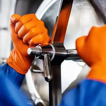 Anwendungsbild von Mercator Medical GoGrip schwarz von einem KFZ Mechaniker der einen Scheinwerfer hält