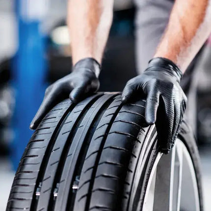 Bild vom GoGrip black bei der Arbeit mit Autoreifen