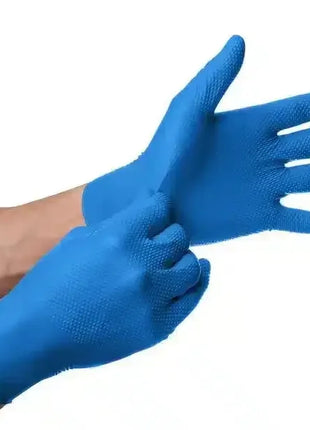 Blaue Einweghandschuhe mit Struktur, Handschuhe werden angezogen, Schutz, Hygiene