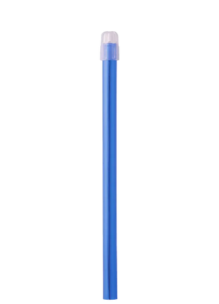 Blauer medizinischer Absaugkatheter mit weißem Verbindungsstück, Hintergrund schwarz, Hygienezubehör
