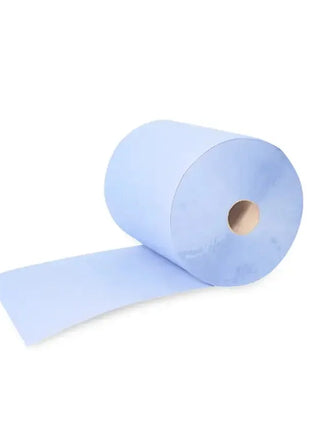 Blaue Putztuchrolle für Hygiene, Reinigung und Medizinbedarf auf weißem Hintergrund