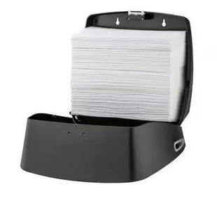 Schwarzer Papierhandtuchspender gefüllt mit gefalteten Einmalhandtüchern, Hygienespender