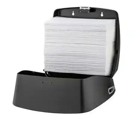 Schwarzer Papierhandtuchspender gefüllt mit gefalteten Einmalhandtüchern, Hygienespender