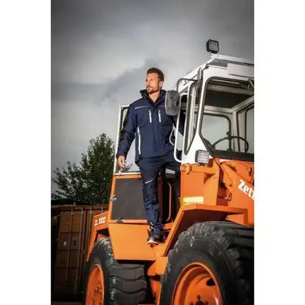 triuso-leibwaechter-winter-softshell-arbeitsjacke-marine-schwarz-innen-angezogen