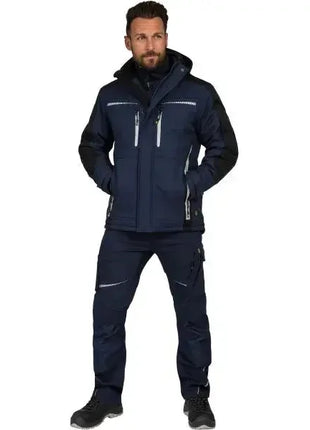 Mann in dunkelblauer Arbeitskleidung, Softshell-Jacke mit Reißverschlüssen, reflektierende Details, professionelle Schutzbekleidung