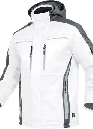 Weiße Softshell-Jacke mit Kapuze und grauen Akzenten, mehrere Reißverschlusstaschen, Arbeitskleidung