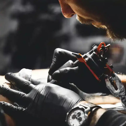 Tattoowierer bei der Arbeit