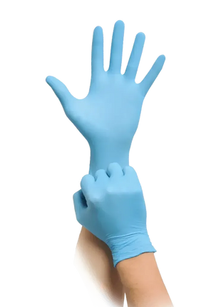 Person zieht blaue Einweghandschuhe an, Hygiene Schutz Medizinprodukt, isolierter Hintergrund