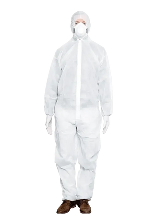 Person in weißem Schutzanzug mit Kapuze, Handschuhen und Maske, Hygiene Einweg Overall