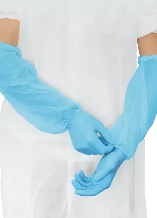 Person mit blauen Einweg-Ärmelschützern und Handschuhen, medizinische Schutzkleidung