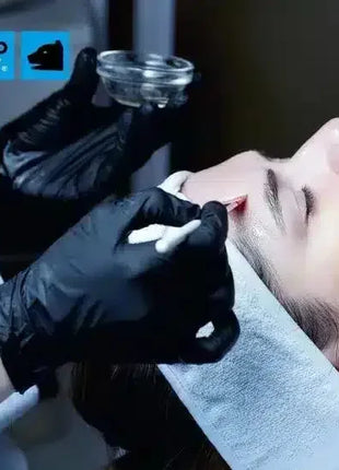 Professionelle Gesichtsbehandlung, Anwender mit schwarzen Handschuhen, Hygiene, Hautpflege