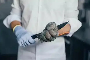 Schutzhandschuh aus Edelstahlgeflecht, Messer in Hand, Hygienebereich, Arbeitsschutz