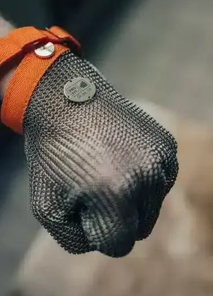 Hand mit Metall-Mesh-Schutzhandschuh und rotem Verschluss, Arbeitsschutz Hygiene