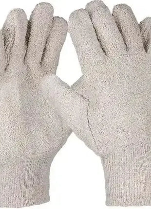 Zwei beige Baumwollhandschuhe für Hygiene, Schutz und Pflege, Nahaufnahme, isoliert
