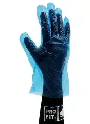 Blauer Einweghandschuh aus Kunststoff, getragen auf schwarzem Handschuh, Hygiene Schutz