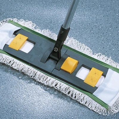 Flachmopp mit Mikrofaserbezug und gelben Klettverschlüssen für professionelle Bodenreinigung