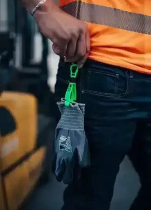 Arbeitshandschuhe mit Halteclip am Gürtel, Sicherheitsweste, industrielle Umgebung