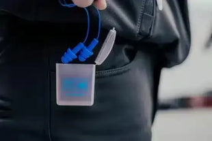 Blaue Gehörschutzstöpsel in transparenter Box, an Hosentasche befestigt, für Hygiene und Schutz