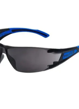 Schutzbrille mit schwarzen Gläsern und blau-schwarzem Gestell, professionelle Arbeitsschutzbrille