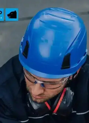 Mann mit blauem Schutzhelm und Schutzbrille, Arbeitsschutz, PSA, industrielle Sicherheit