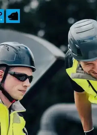 Zwei Arbeiter mit Schutzhelm und Warnweste im Freien, Arbeitsschutz, PSA, Sicherheitskleidung