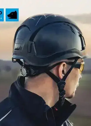 Arbeiter mit schwarzem Schutzhelm und Schutzbrille im Freien, Profilansicht, Sicherheitsausrüstung