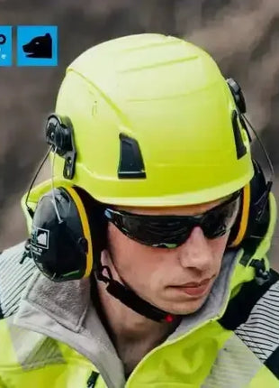 Mann mit gelbem Schutzhelm, Gehörschutz und Warnjacke, Arbeitsschutz, PSA, Profi-Einsatz