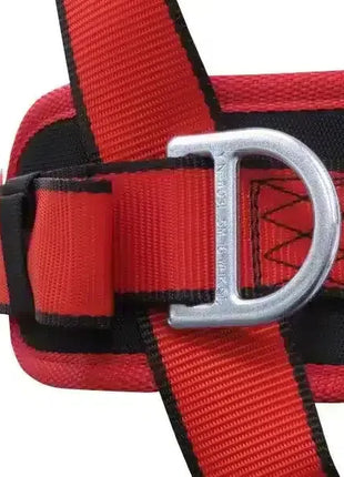 Detailaufnahme roter Sicherheitsgurt mit stabilem D-Ring, PSA für Arbeitsschutz