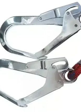 Zwei silberne Karabinerhaken aus Metall an rotem Kletterseil, PSA Arbeitsschutz