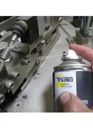 Industrie-Schmiermittel Spray wird auf Metallmaschine aufgetragen, Wartung, Hygiene
