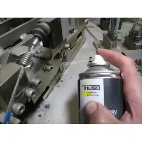 Industrie-Schmiermittel Spray wird auf Metallmaschine aufgetragen, Wartung, Hygiene