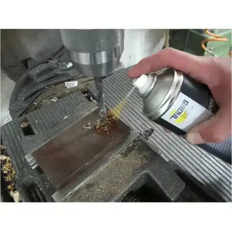 Schmiermittel Spray auf Metall beim Bohren, industrielle Hygiene, Arbeitsschutz