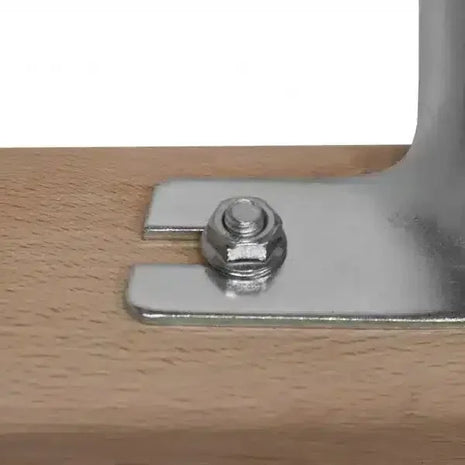 Detailfoto Metallbeschlag mit Schraube auf Holz, hygienischer Befestigungsmechanismus