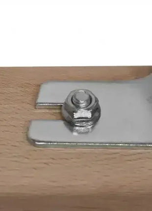 Detailaufnahme Metallwinkel mit Schraube auf Holz, sichere Befestigung, Hygienebedarf