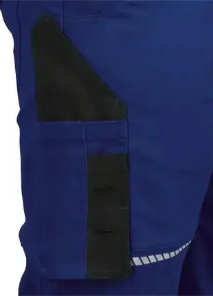 Detail einer blauen Arbeitshose mit schwarzer Tasche und Reflektorstreifen, medizinische Berufsbekleidung
