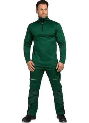 Mann in grüner Arbeitskleidung mit langärmligem Oberteil und Hose, professionelle Hygiene- und Schutzbekleidung