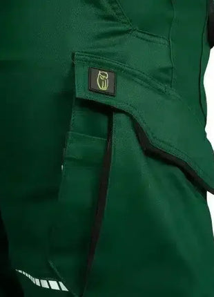 Grüne Arbeitshose mit reflektierendem Streifen und praktischer Beintasche, robuste Berufsbekleidung