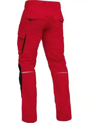 Rote Arbeitshose mit Seitentaschen und reflektierenden Streifen, Rückansicht