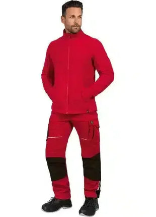 Mann in roter Arbeitskleidung mit schwarzem Einsatz, professionelle Hygiene- und Schutzbekleidung