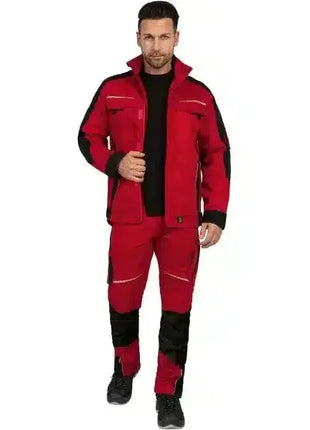 Mann in roter Arbeitskleidung mit schwarzen Details, professionelle Schutzbekleidung